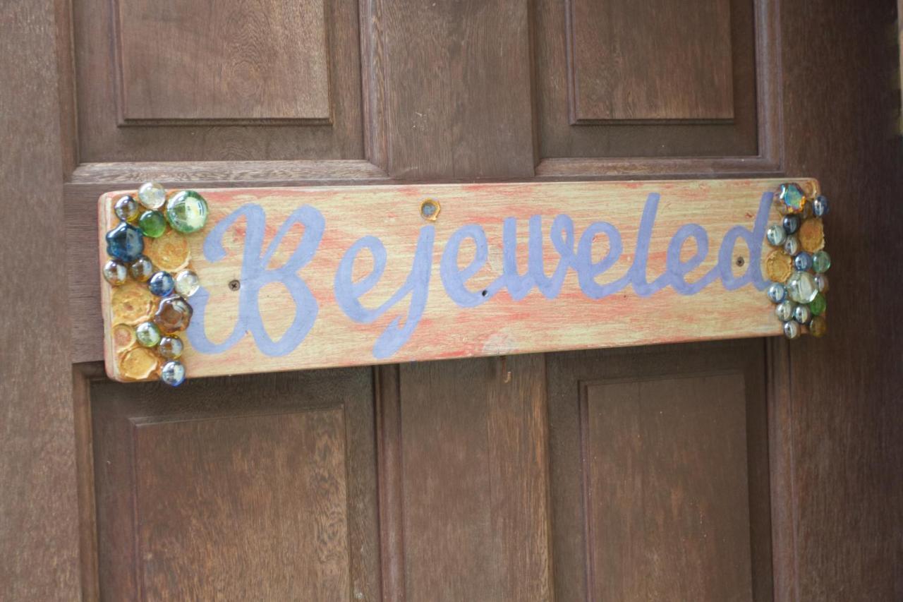 One32 Guesthouse Bejeweled كينغستون المظهر الخارجي الصورة