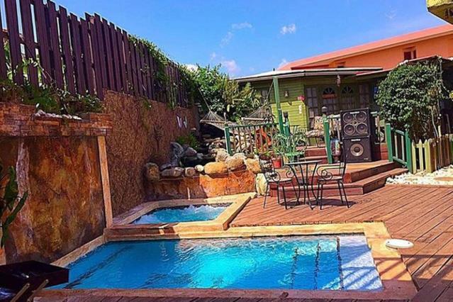 One32 Guesthouse Bejeweled كينغستون المظهر الخارجي الصورة