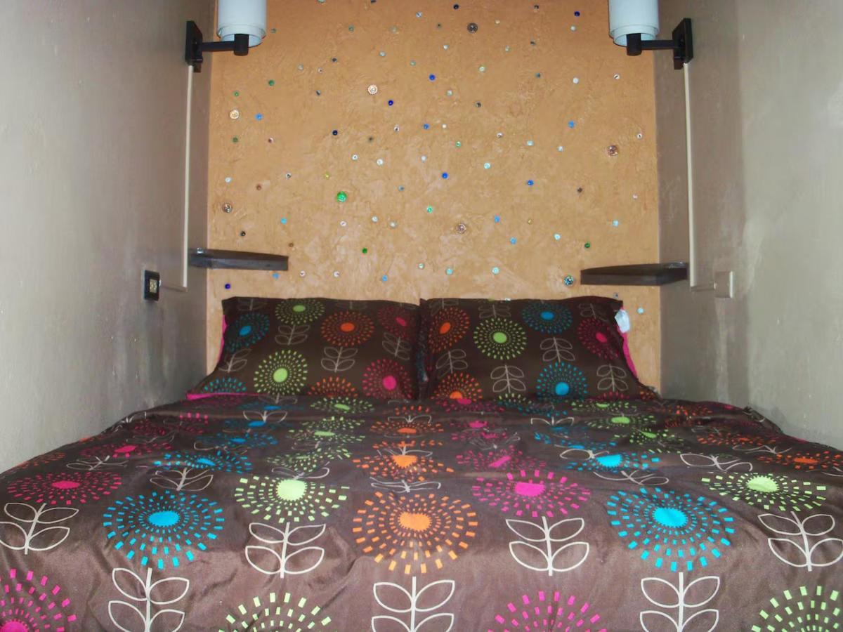 One32 Guesthouse Bejeweled كينغستون المظهر الخارجي الصورة