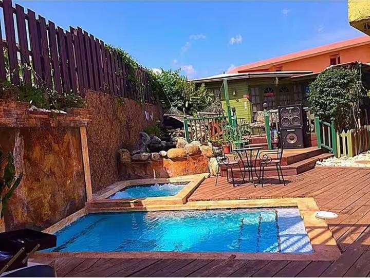 One32 Guesthouse Bejeweled كينغستون المظهر الخارجي الصورة